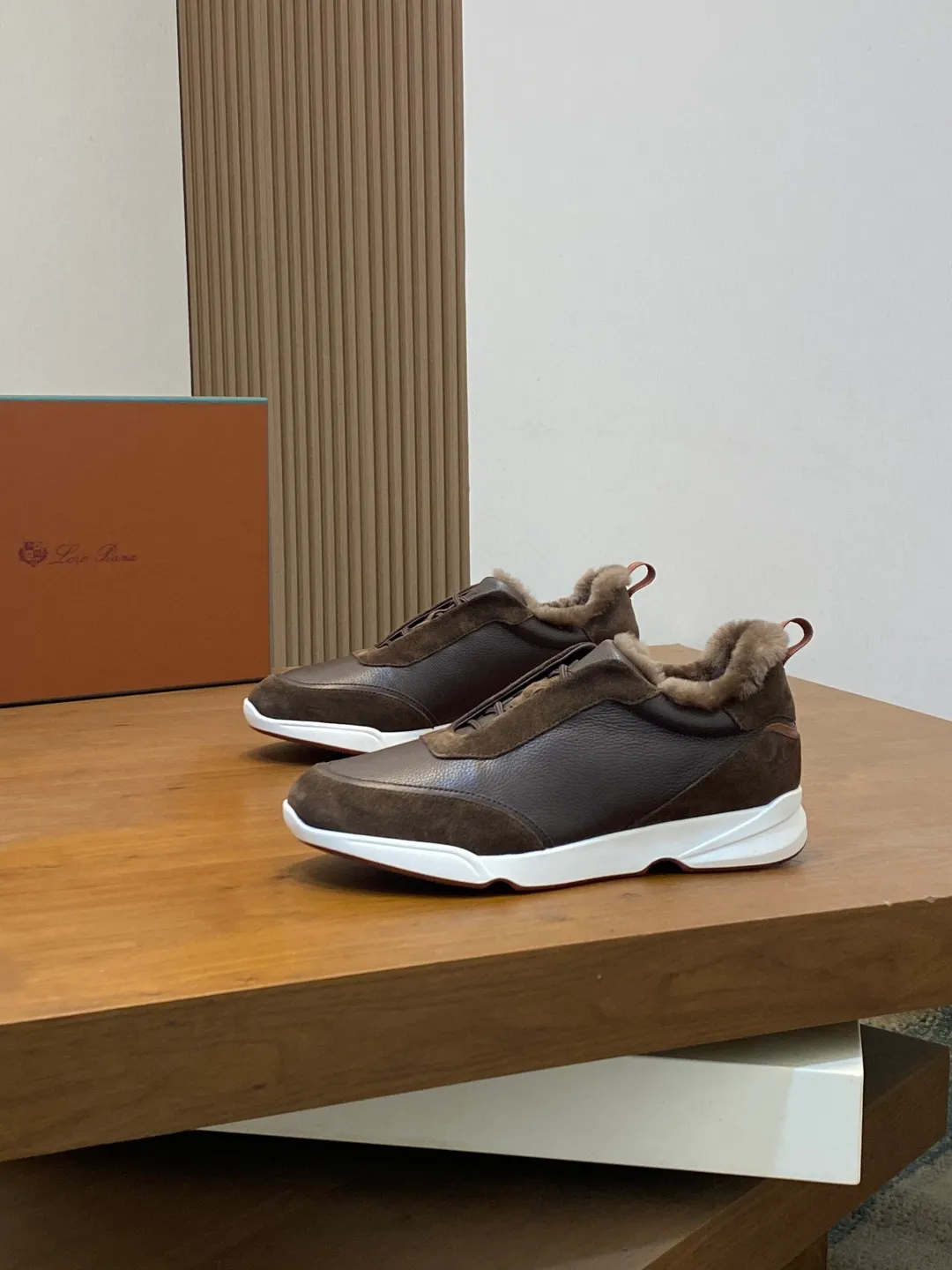 💰840 Winter LoroPiana WeekendWalk men's wool warm sneakers! Specially designed wool warm shoes for men! This WeekEndWalkEvo casual shoe reinterprets the WeekEnd casual shoe with a design that combines the characteristics of running shoes and walking shoes. An improved version of the classic shoe style in the autumn/winter series, the shoe body is made of fleece cotton blend with a slight elasticity to ensure that the upper part of the shoe is covered and fitted. The narrow silhouette in the middle and the warmth of the integrated fur lining make the shoes comfortable and practical to wear. The shoe details, combined with the lightweight rubber sole with ridged edges, add a sporty feel to the shoe. Kummel rubber sole with stitching and ultra-light technical material sole: This design structure helps distribute weight properly and improve shock absorption. Raised edges on the sole ensure traction and stability during walking. Body: 97% cotton, 3% spandex lining. Wool sole rubber! Size: 39/40/41/42/43/44 (45.46 customized) standard leather shoe size original box package